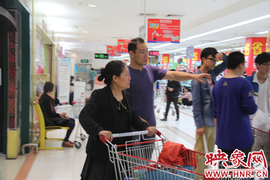 映象網(wǎng)工作人員向市民介紹本次活動(dòng) 映象網(wǎng)工作人員向市民介紹本次活動(dòng)