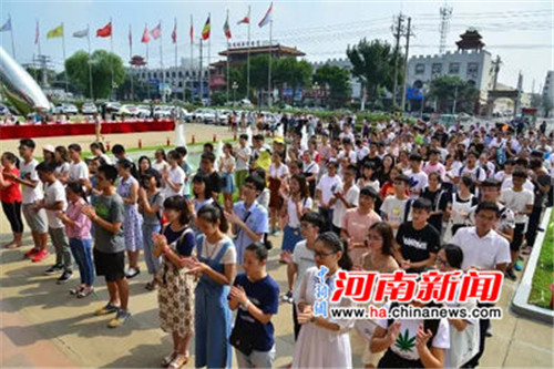 此次儀式中，雙匯集團(tuán)漯河總部共有210名員成為第一批“金秋獎學(xué)”的獲得者。