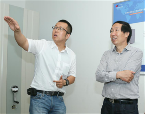 馬笑然總經理向劉玉珠局長介紹楓華具備發(fā)明專利產品-文物古籍精品保管柜及恒溫恒濕空調