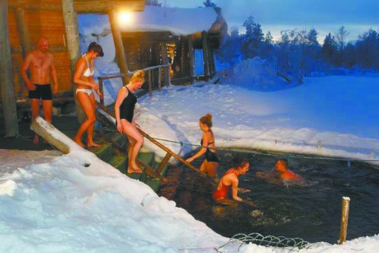 奇葩！芬蘭人蒸完桑拿跳冰湖