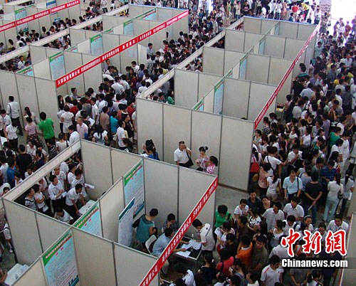 圖為招聘會(huì)現(xiàn)場(chǎng)人山人海的求職者。中新社發(fā) 付美斌 攝