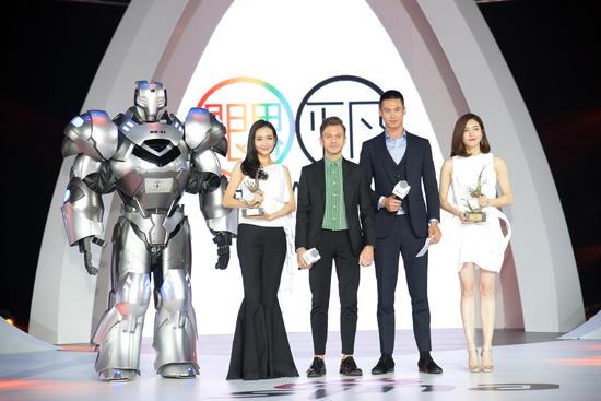 Klasse14腕表首席設(shè)計師 Mario Noblie以及超模蔚方卿為王鷗、江疏影頒發(fā)時尚突破藝人獎項(xiàng)