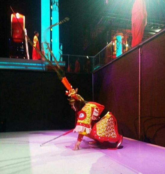 六小齡童北京春晚候場蹲伏臺(tái)側(cè)良久