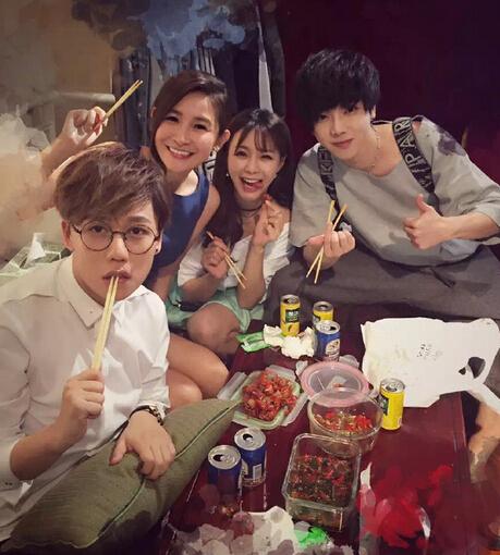 沈夢辰叉開大腿吃小龍蝦 沈夢辰叉開大腿吃小龍蝦