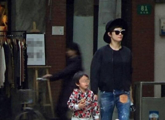 等等正面照曝光。