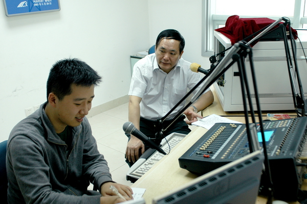 河南省政府安委會副主任、省安全生產監(jiān)督管理局黨組書記、局長張國輝做客《安全河南》直播室