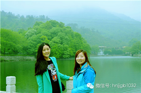 奧斯卡汽車(chē)影城的美女和這個(gè)風(fēng)景融入的真好啊，有木有？！