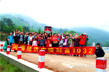 這么美的地方，我們合影留念，看大家多開(kāi)心！