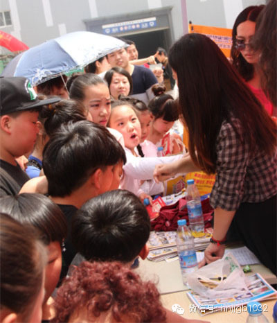 禮品領(lǐng)取處，這是要把工作人員圍攻的節(jié)奏啊。