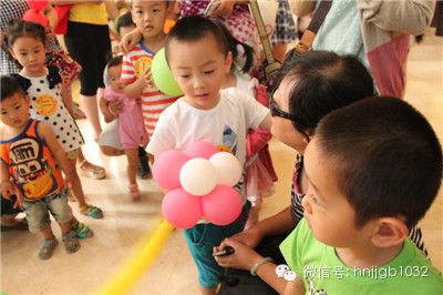 拿到氣球玩具的小朋友，瞬間成了焦點(diǎn)，周圍的小朋友都想和你做朋友，你知道嗎？