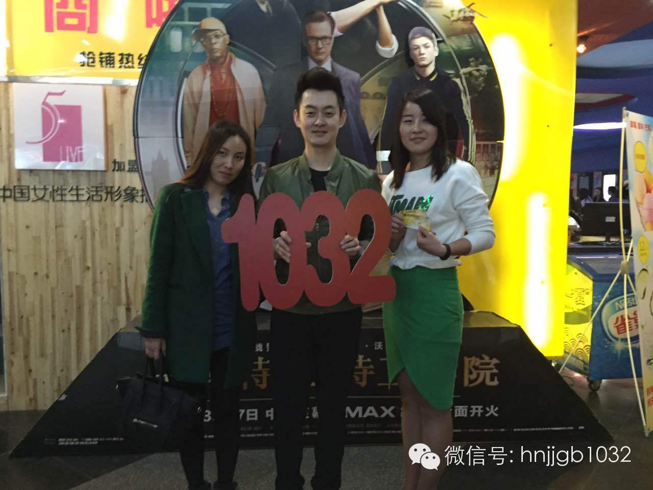 傳說中的Johnny終于現(xiàn)身啦！還是美女魅力大哦。帥哥美女好養(yǎng)眼，小編忍不住要多看幾眼呢。