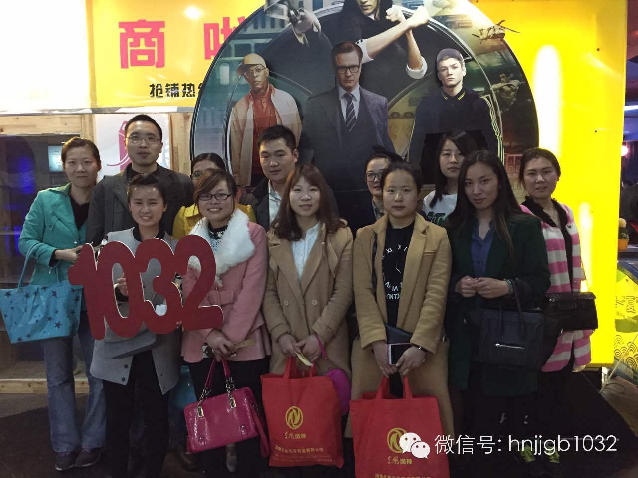 來個合影，1032的聽眾棒棒噠，個個都準(zhǔn)時到達(dá)了集合地點(diǎn)。Johnny表示很欣慰?。? complete=