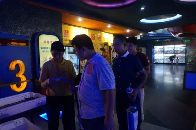 電影馬上開始，排隊入場嘍