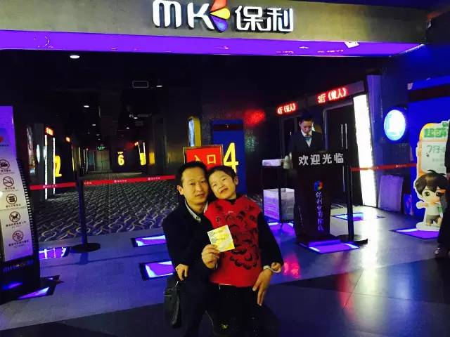 再來看兩個萌娃，表情都好有戲！