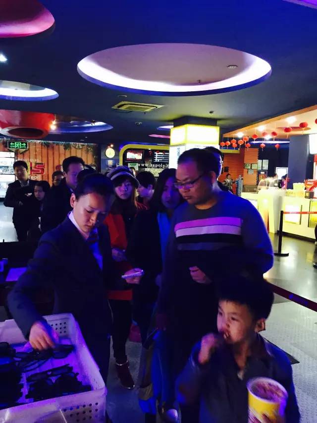 小朋友吃的好香??！爆米花和電影真是絕配喲