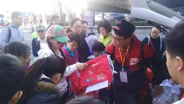 8:30準時集合，現(xiàn)場工作人員給大家分發(fā)參賽證和參賽衣服。