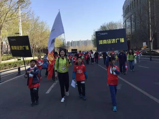 出發(fā)啦！小朋友和大朋友們昂首闊步向賽場邁進！