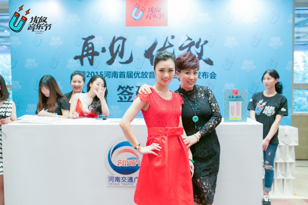 貼心的南方姐姐和美女主播小佩，海洋是不是每天都要流口水呀！