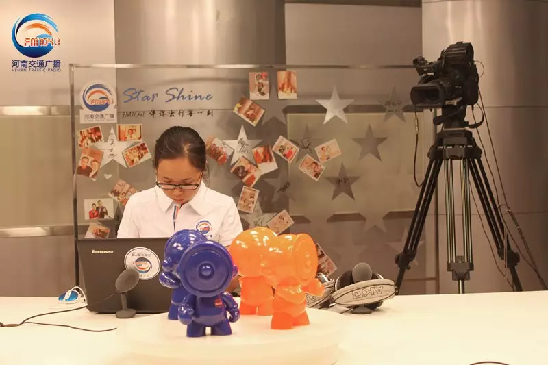 還是抽獎(jiǎng)的姑娘比較認(rèn)真！為保證抽獎(jiǎng)的公平公正，映象網(wǎng)進(jìn)行了全程視頻直播。