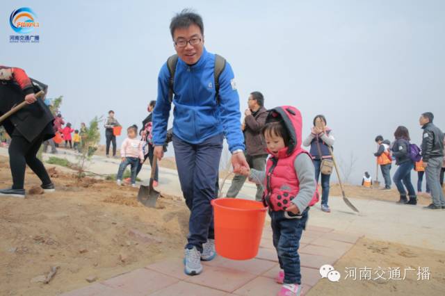 爸比爸比，你會(huì)種小樹嗎？我來(lái)教你吧~