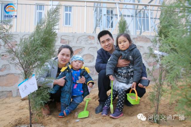 一家四口，一起種下我們的小樹，和寶貝兒們一起茁壯成長(zhǎng)！