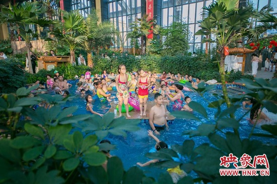 又開始過夏天的孩子們，在溫潤的泉水里放任天性。