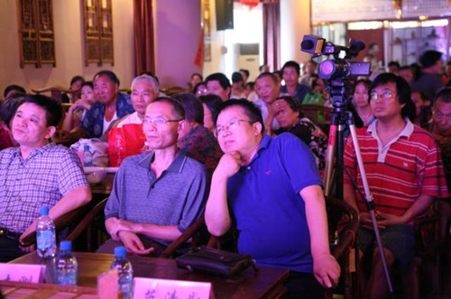 信息廣播總監(jiān)李金鋒（左1）、副總監(jiān)魏志剛（左2）、副總監(jiān)陳德年（左3）