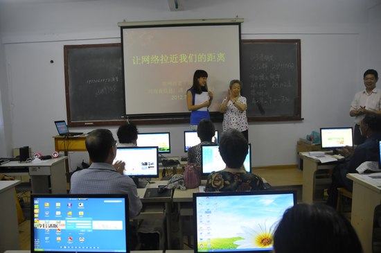 擁有18萬粉絲的網(wǎng)絡(luò)紅人、78歲的QQ奶奶張秀麗也來到網(wǎng)絡(luò)課堂