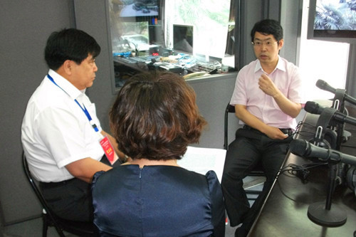 直播前的北京安貞醫(yī)院副院長周生來（右１）、大慶油田總醫(yī)院集團(tuán)總經(jīng)理劉湘彬（左１）