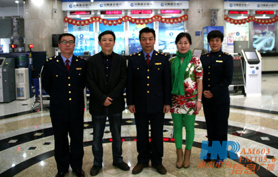 河南信息廣播總監(jiān)李金鋒(左二)與焦作市工商局局長(zhǎng)王志勇(左三) 河南信息廣播總監(jiān)李金鋒(左二)與焦作市工商局局長(zhǎng)王志勇(左三)