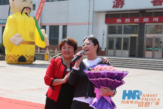 長(zhǎng)壽山景區(qū)董事長(zhǎng)、總經(jīng)理孫春花與主持人周迪