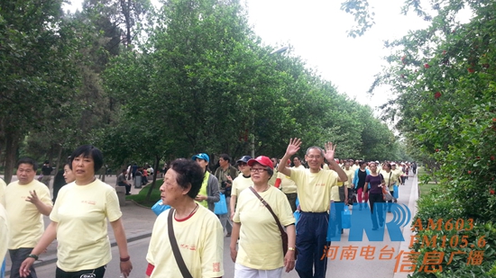 萬(wàn)名老人健步走 萬(wàn)名老人健步走