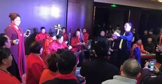 現(xiàn)場的樂隊(duì)老師也是咱的戲迷朋友，為了周迪的見面會(huì)今天累也開心