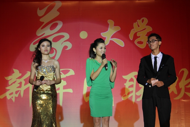 教育廣播女主播葉子現(xiàn)身晚會，與學生同臺主持