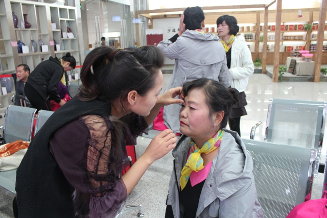 活動(dòng)開始前，教育廣播女主播幫參與活動(dòng)演出的老人化妝