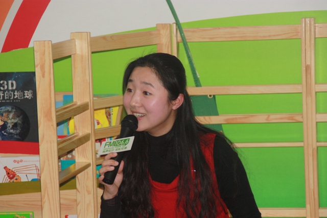 女主播“卷卷貓”親臨現(xiàn)場，繪聲繪色為孩子們講故事
