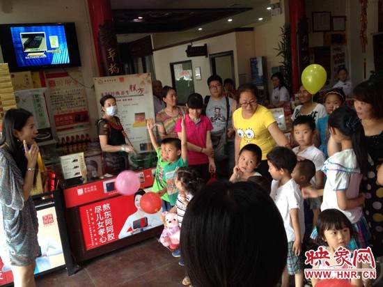 活動(dòng)開始前，1066城市之聲的主持人跟孩子們進(jìn)行現(xiàn)場(chǎng)互動(dòng)。