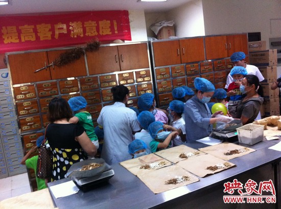 　　接下來，要進(jìn)入到有中醫(yī)“博物館”之稱的中藥房去探秘啦！藥房那些小抽屜里面裝的是什么？孩子們很好奇