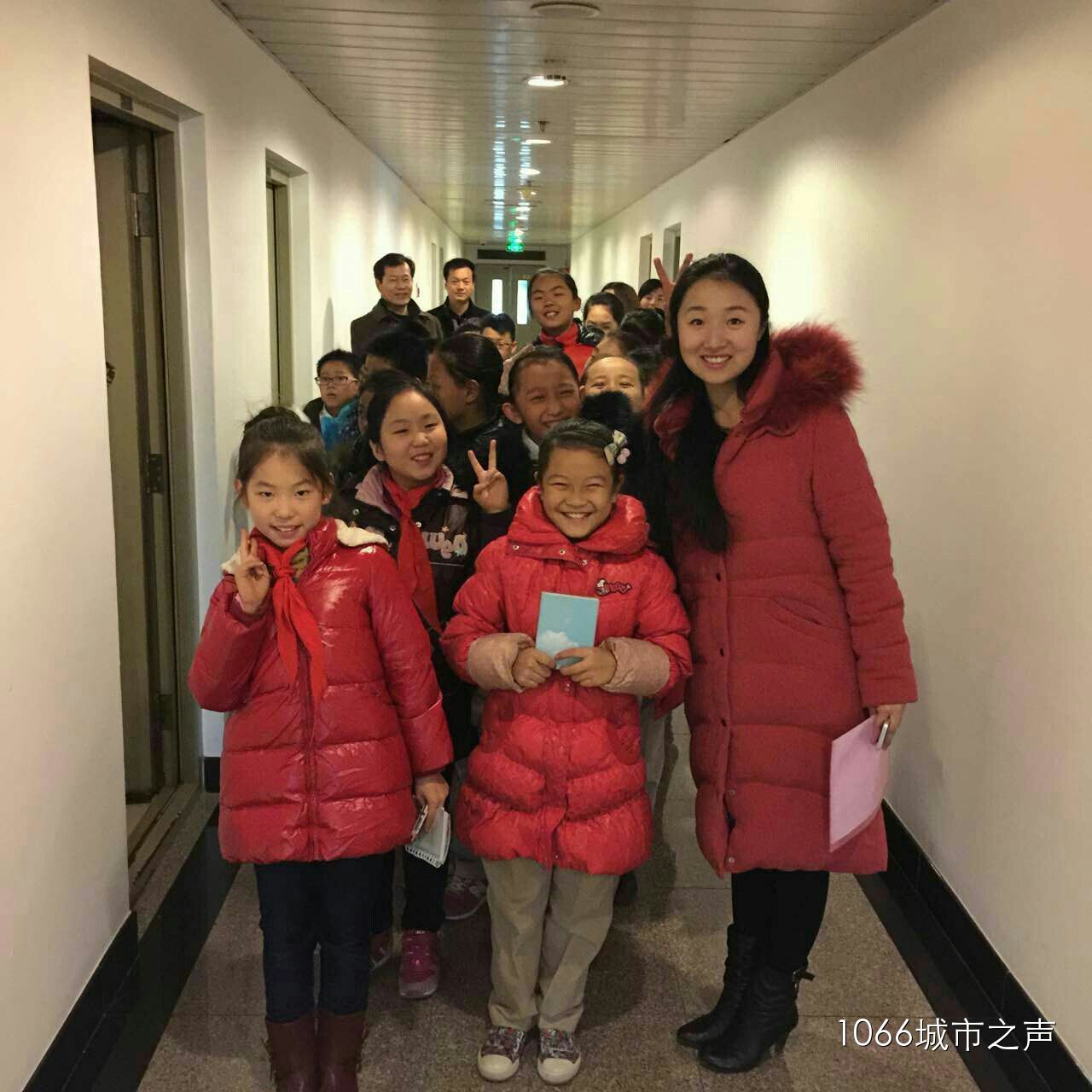 簽字和揭牌儀式后，教育廣播（城市之聲）主持人“卷卷貓”帶領“小主持人”走進河南廣播大廈