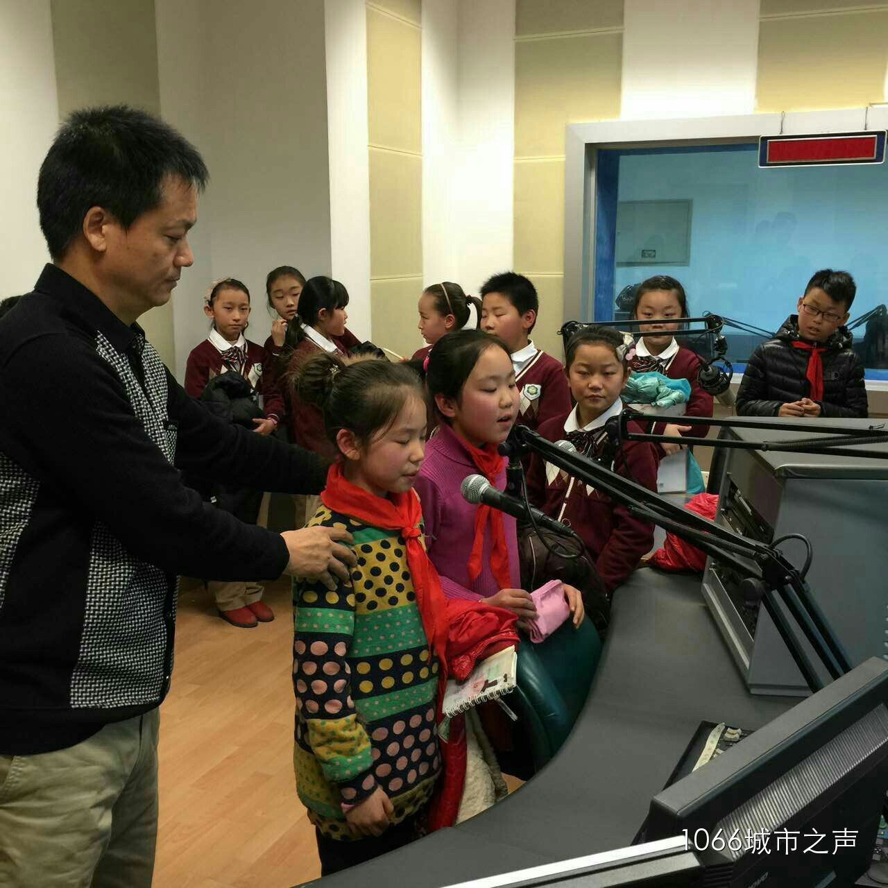 現(xiàn)場接受播音指導，有模有樣耶！