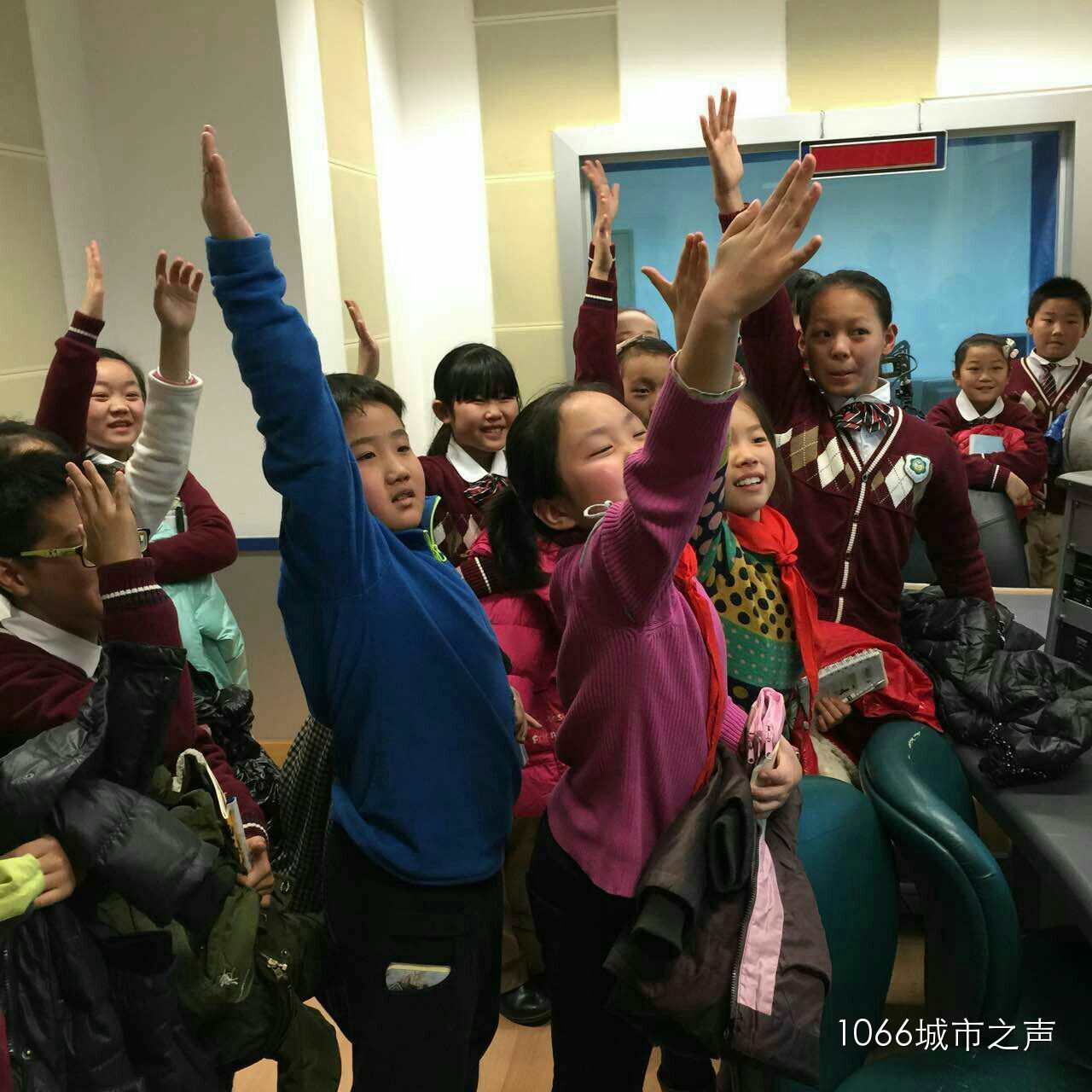 第一次體驗話筒前的感覺，同學們爭先恐后！