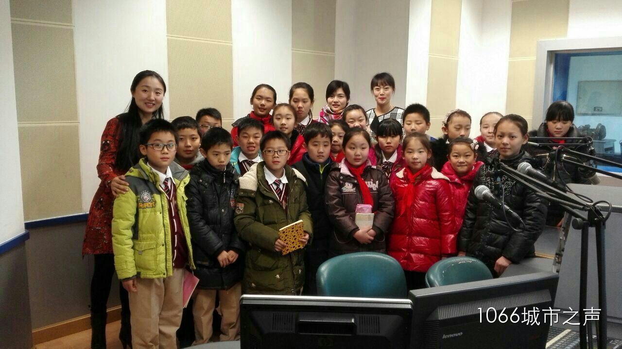 跟電臺的主持人和老師們的大合影！真是難忘的一天??！