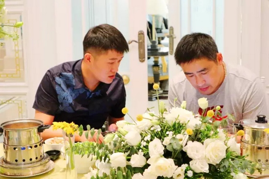 這種熱烈的氣氛，一直延續(xù)到飯桌上