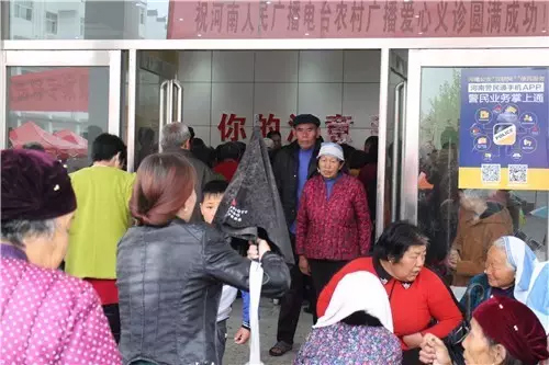 現(xiàn)場(chǎng)真是的人山人海，只能用太火爆三個(gè)字形容了！