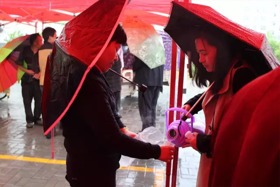 在寒冷的天氣中，為了能讓專(zhuān)家大夫們喝上熱水，紅改主任與柳青不斷的給大家添水。