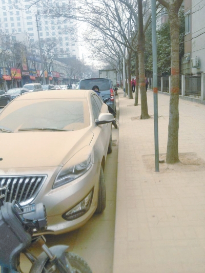 馬路灰頭土臉，停在路邊的車也蒙塵。