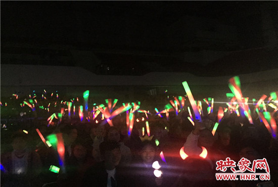 當(dāng)晚現(xiàn)場(chǎng)約2500個(gè)座位全場(chǎng)爆滿，還有全國(guó)各地歌迷會(huì)趕來的歌迷們。