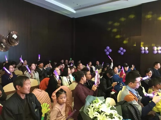 中午13:00多，觀眾陸續(xù)入場(chǎng)