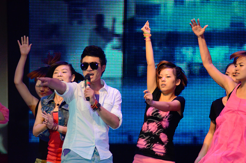 嗨！《我們一起聽(tīng)歌吧》魅力881河南音樂(lè)廣播 DJ帥天 演唱曲目：《找自己》 帥呀！！