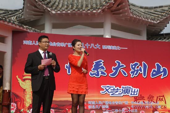 演出現(xiàn)場主持人向老人們表達(dá)節(jié)日的問候。